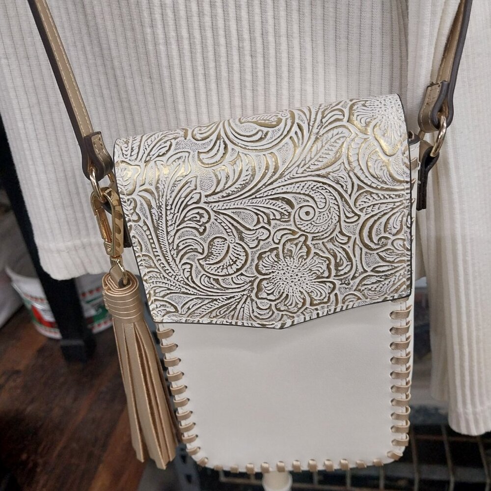 3106 Small Cato Crossbody Purse Bag in Gold and Cream. - Picture 11 of 12